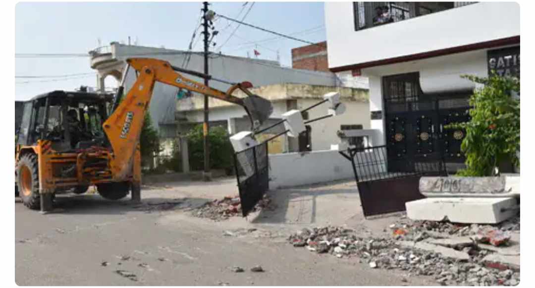 आवास विकास में गरजा बुलडोजर , पुलिस की रही चौकसी
