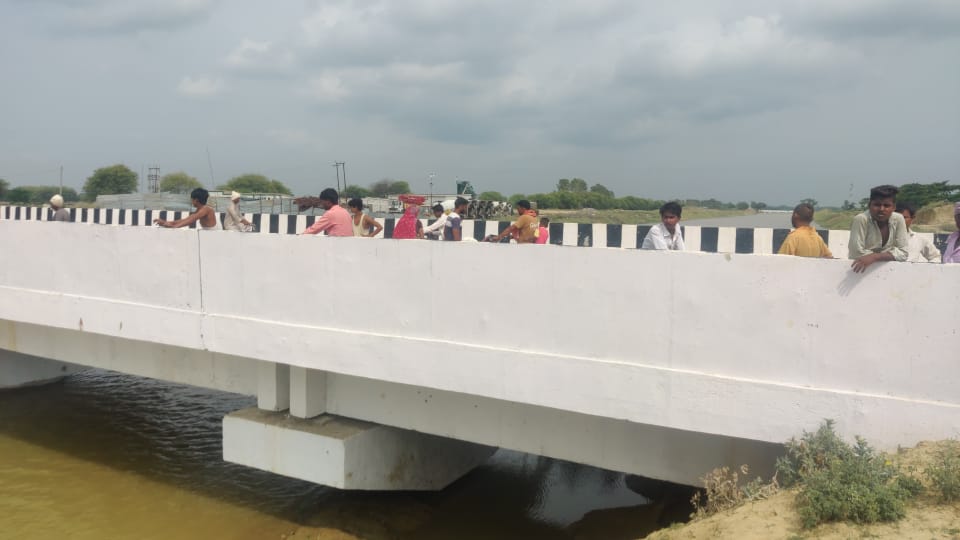 नहर के चौकीदार ने नहर में डूबती औरत की बचाई जान।  महिला के बच्चे को एनडीआरएफ की टीम कर रही तलाश।