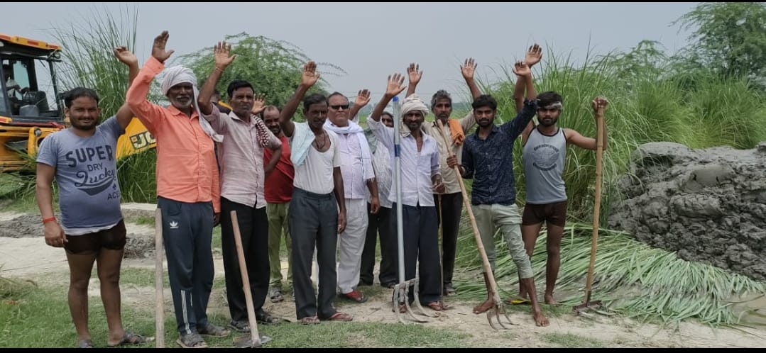 परेशान किसानों ने किया प्रदर्शन,सिंचाई विभाग से माइनर में लगे बंध हटवाने की मांग