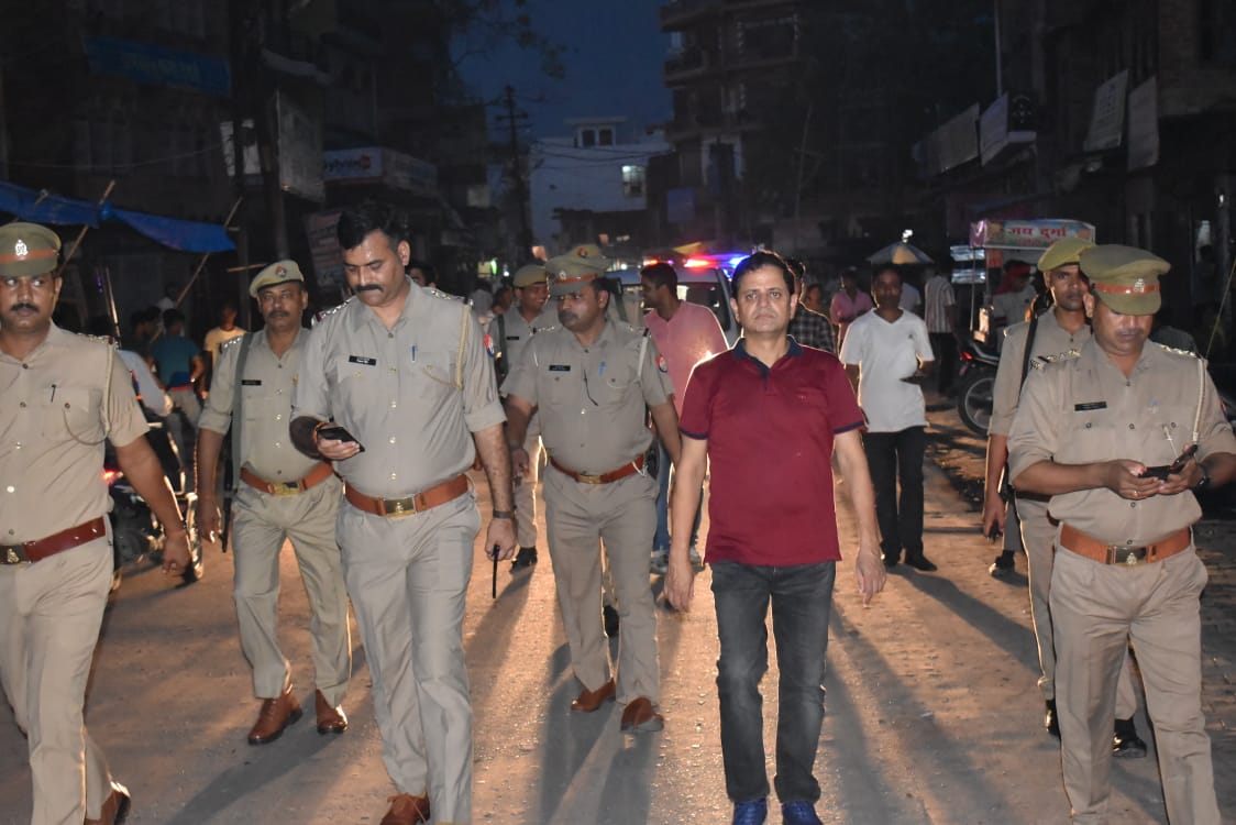 आगामी त्यौहारों के चलते पुलिस अधीक्षक के द्वारा विभिन्न मार्गों पर पैदल गस्त किया गया 