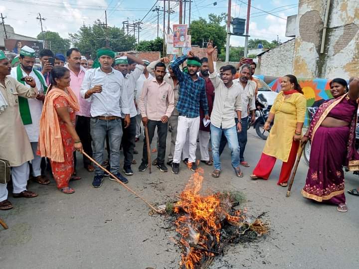 बिजली कटौती को लेकर विद्युत विभाग के अधिकारी का जलाया गया पुतला