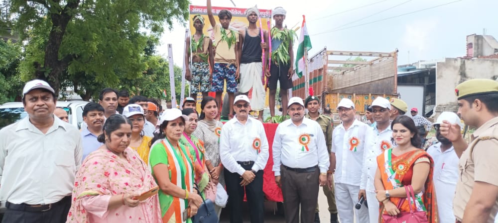 जनपत में आजादी के अमृत महोत्सव की रैली को जिलाधिकारी की उपस्थिति में हरी झंडी दिखाई*