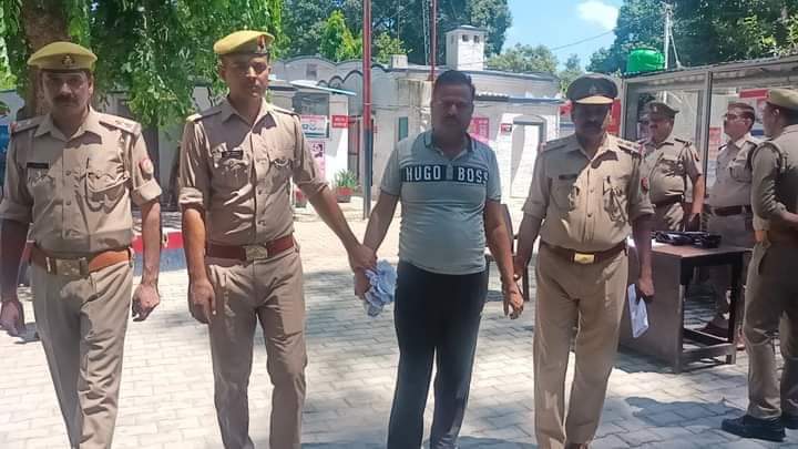 कुख्यात हिस्ट्रीशीटर वकील अपने अवैध लाइसेंसी असलहो के ज़खीरे के साथ हुआ गिरफ्तार