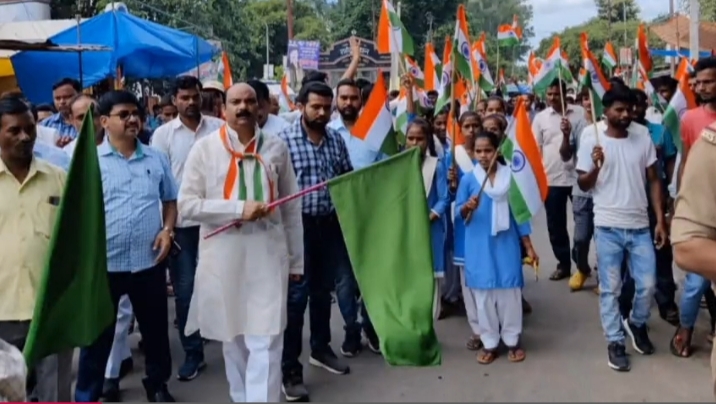 कांट अधिशासी अधिकारी विकास आनंद द्वारा आयोजित तिरंगा रन को सासंद अरूण कुमार सागर ने हरी झंडी दिखाकर रवाना किया