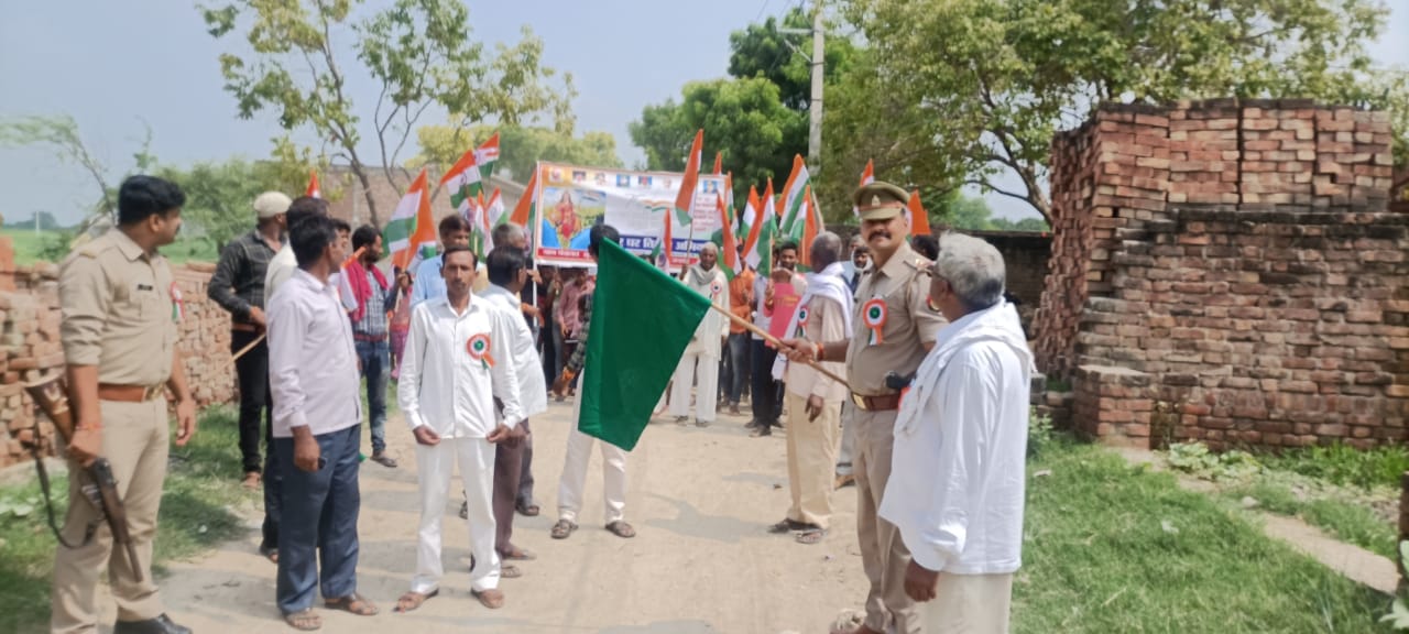 गांव सुरजनपुर में तिरंगा यात्रा निकाली गई