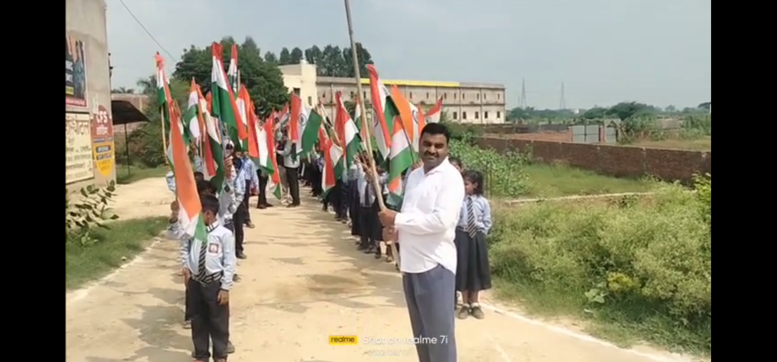 संत विवेकानंद आवासीय विद्यालय संसारपुर के द्वारा निकाली गई तिरंगा यात्रा