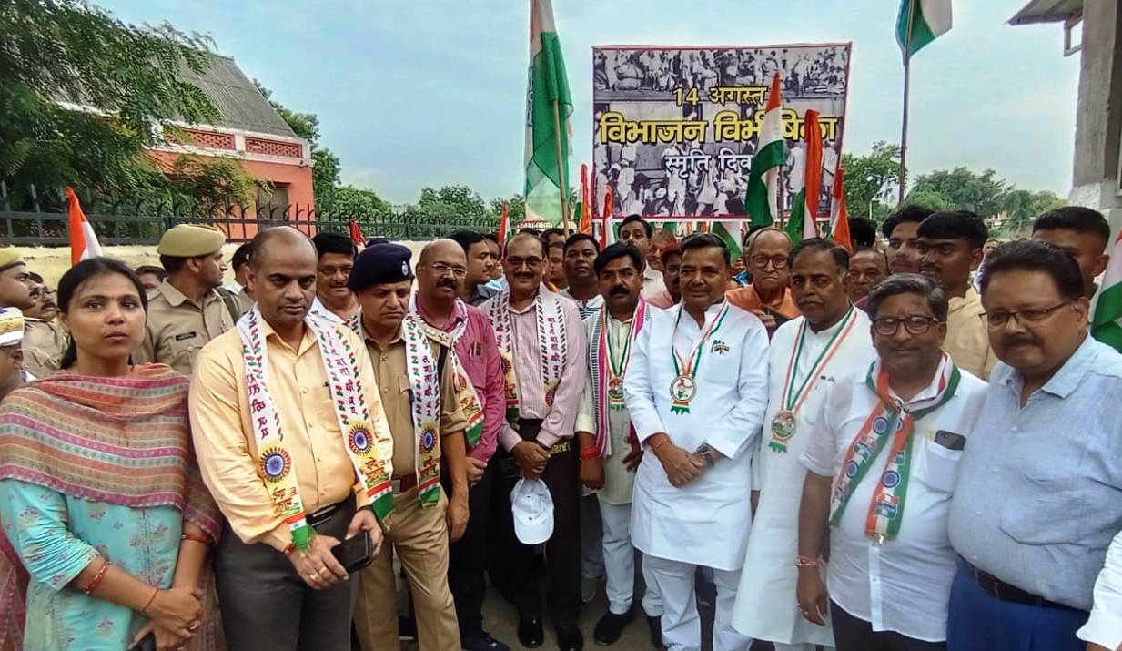 मंत्री जयवीर सिंह ने भारत विभाजन विभीषिका के अवसर पर आयोजित मौन जुलूस मे प्रतिभाग किया