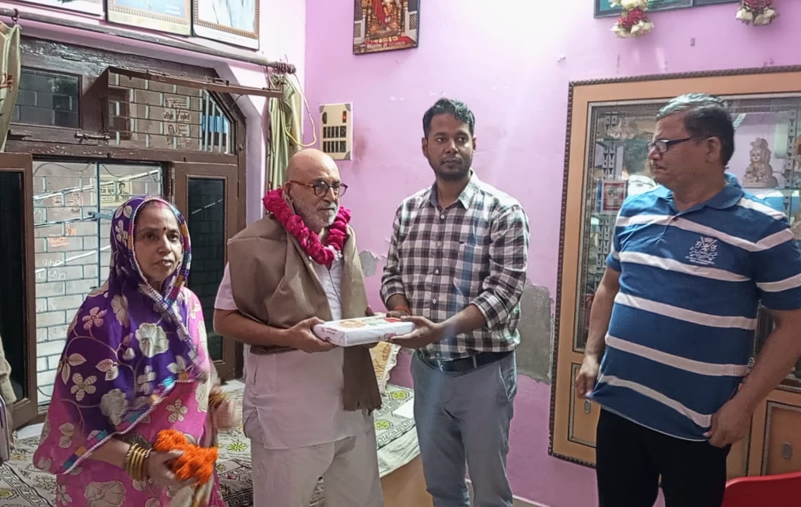*एस डी एम द्वारा स्वतन्त्रता सैनानी के पुत्र का शॉल भेंट कर किया सम्मान*