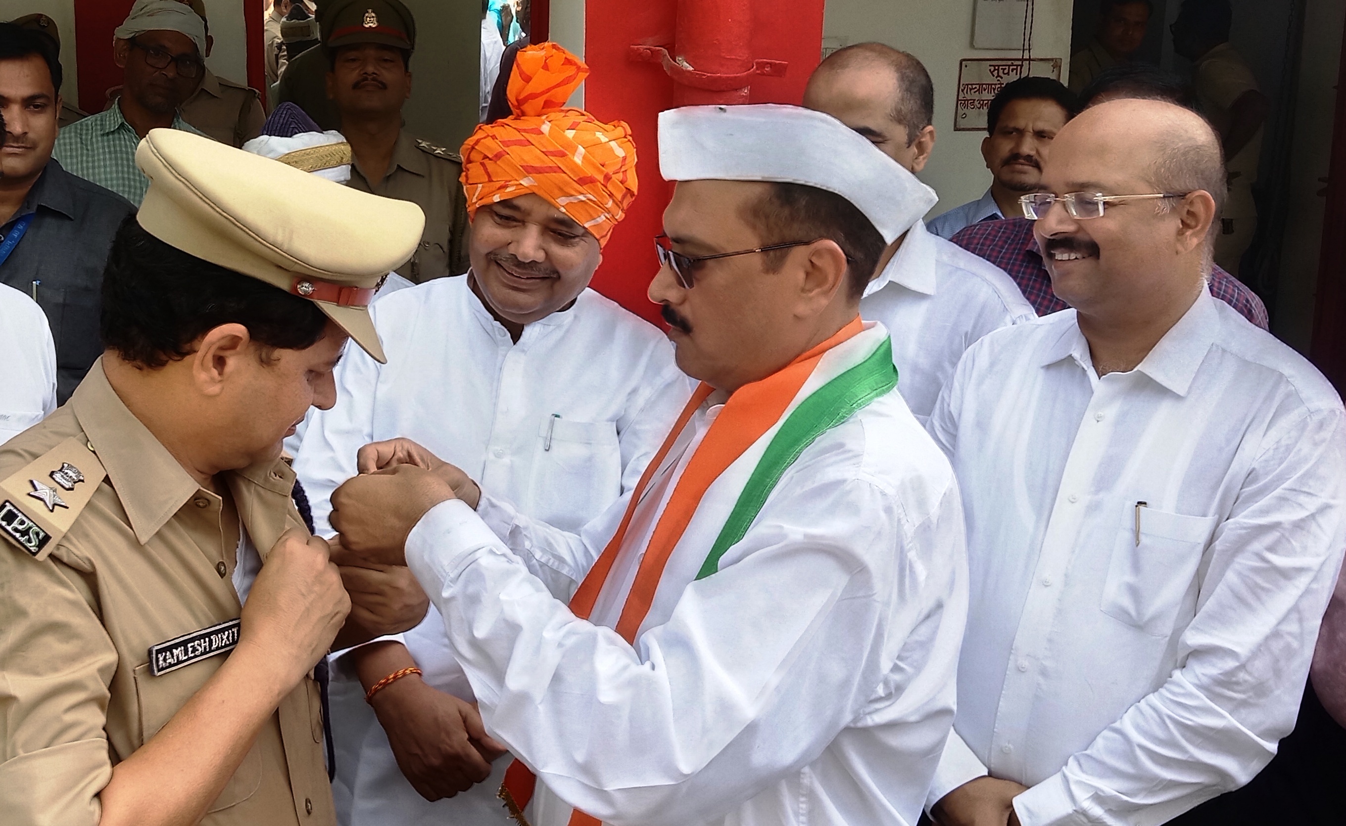 शहीदों के परिवार को मंत्री जयवीर सिंह ने किया सम्मानित