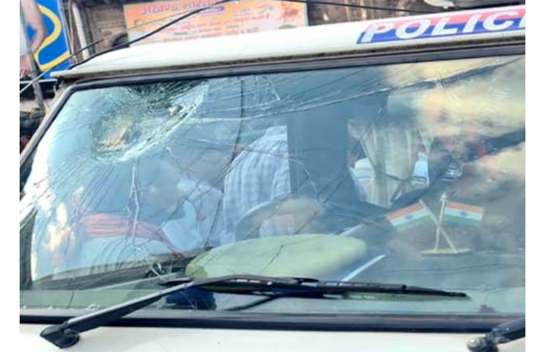 जन्माष्टमी पर मथुरा ड्यूटी करने आए मैनपुरी के सीओ की गाड़ी का शीशा तोड़ा 