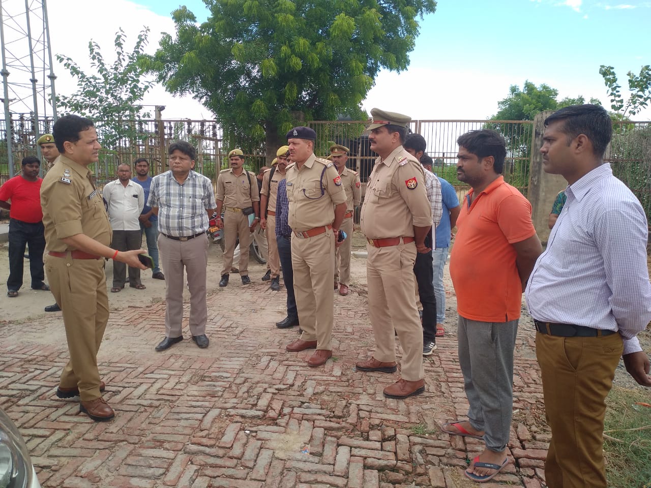 विजली कर्मचारियों को बंधक बनाकर फीडर से चोरी