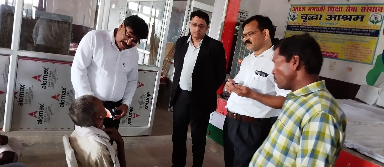 सचिव  विधिक सेवा प्राधिकरण ने सुलह अधिकारी के साथ  किया     वृद्धा आश्रम का निरीक्षण ।