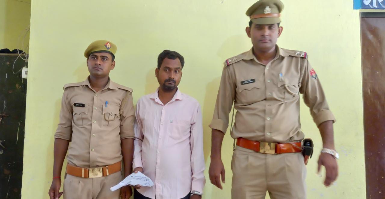 झोपड़ी में आग लगाने के आरोप में पुलिस ने युवक को तमंचे सहित किया गिरफ्तार।