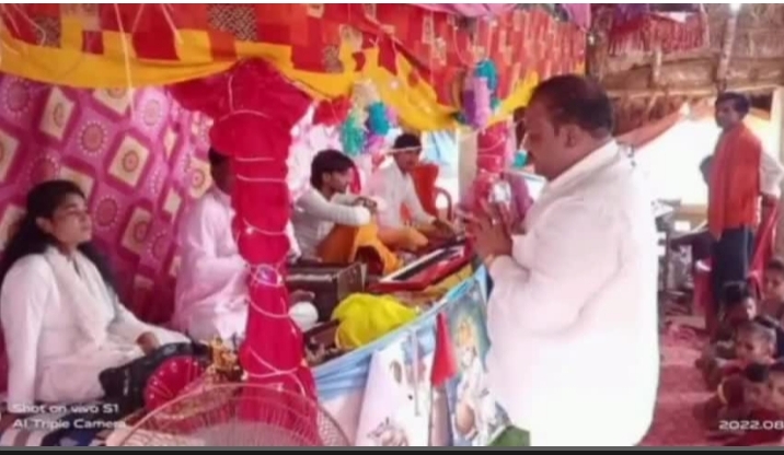 ददरौल विधायक मानवेन्द्र सिंह के पुत्र पूर्व छात्र संघ अध्यक्ष अरविंद सिंह ने मरेना गांव में श्रीमद्भागवत कथा में लिया भाग 