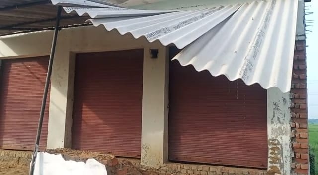 दबंगों ने दुकान की दीवाल व टीनशेड को तोड़ा