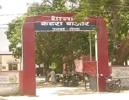न्यायालय में मुकदमा विचाराधीन होने के बावजूद पुलिस की मौजूदगी में दबंगों ने गिरा दिया घर