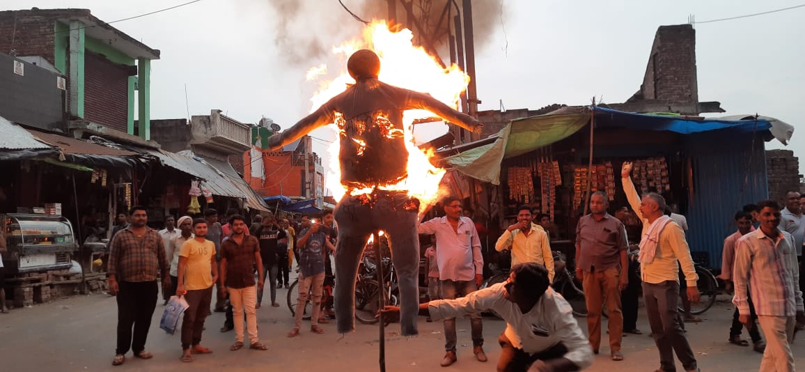 विश्व हिंदू परिषद के कार्यकर्ताओं ने फूंका पुतला