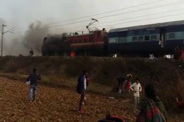 डुमरांव के पास मगध एक्सप्रेस के इंजन में लगी आग, मौके पर अफरातफरी