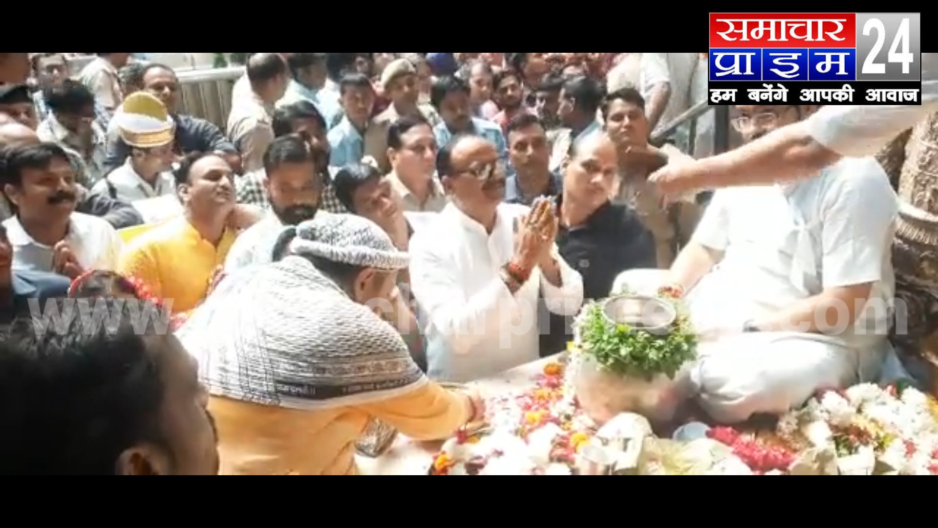 वृंदावन के विश्व प्रसिद्ध बांके बिहारी मंदिर पहुंचे यूपी के डिप्टी सीएम बृजेश पाठक