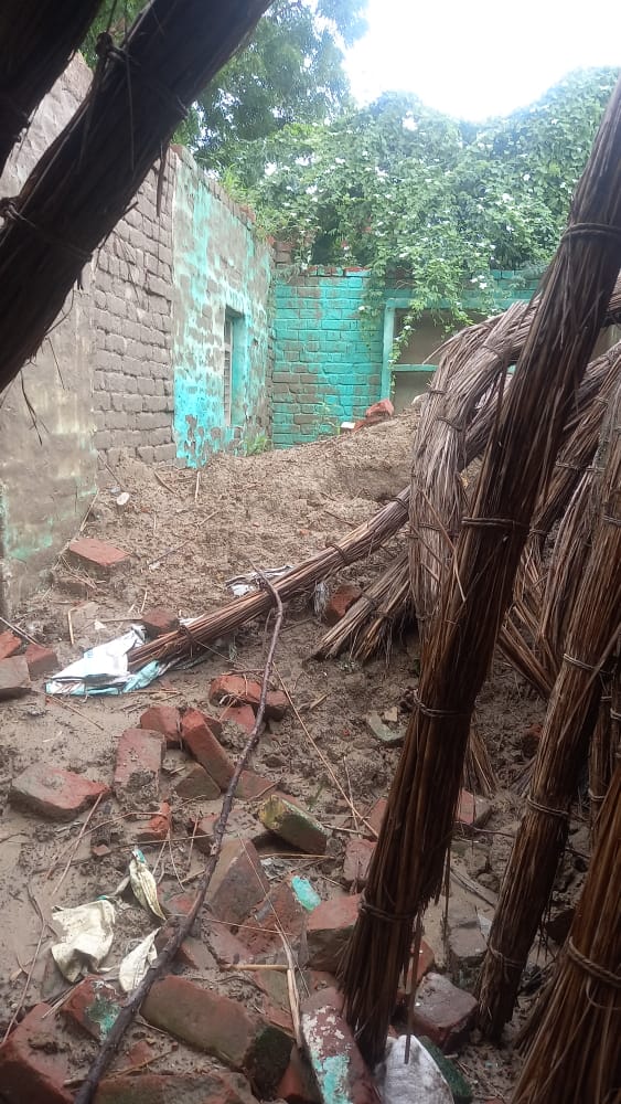 सुल्तानगंज में बारिश के बाद गिरा कच्चा पक्का मकान। घरेलू सामान दबा 