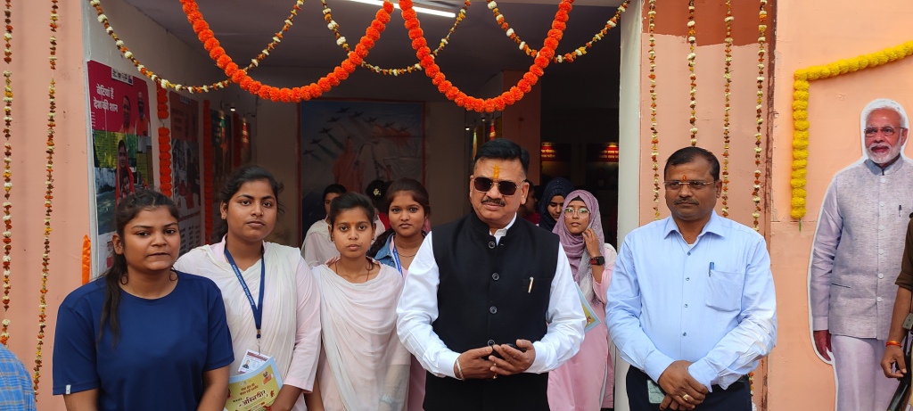 पूर्व सहकारिता मंत्री ने किया चित्र प्रदर्शनी का अवलोकन  डीएम को अपने बीच पाकर प्रसन्न हुई एनएसएस की छात्राएं