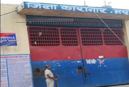 मथुरा में बंदी वाहन में सीट के लिए विवाद