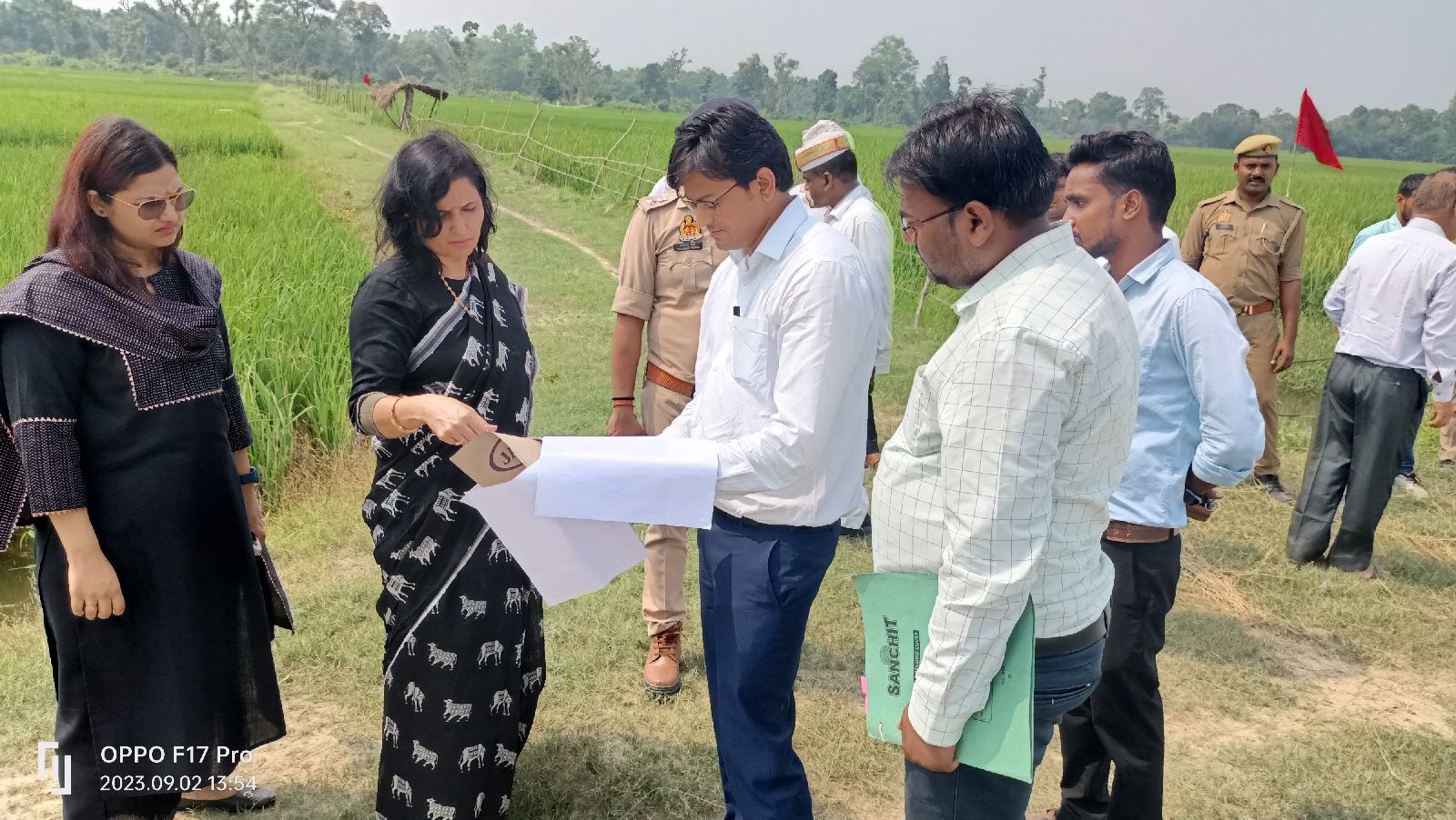 लैंड बैंक की जमीन का मुआयना करने आम्बा गांव पंहुची डीएम, नही पसंद आई जमीन।