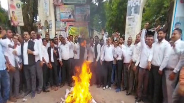 दीवानी न्यायालय गेट पर मुख्य सचिव और डीजीपी के खिलाफ वकीलों का प्रदर्शन।