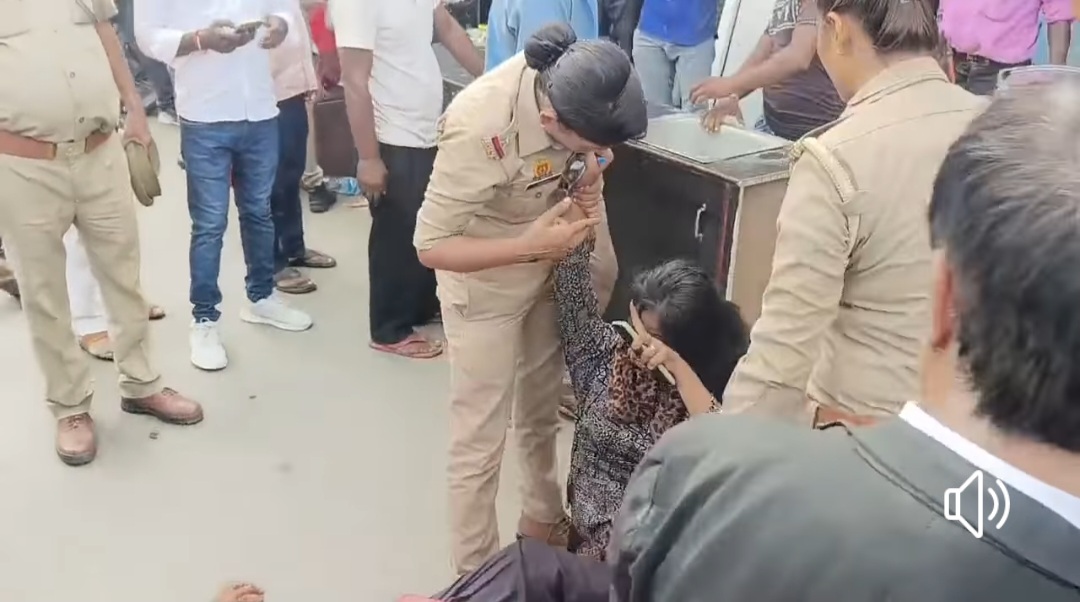 पुलिस और महिलाओं के बीच मारपीट का वीडियो वायरल जानिए क्या है पूरा मामला