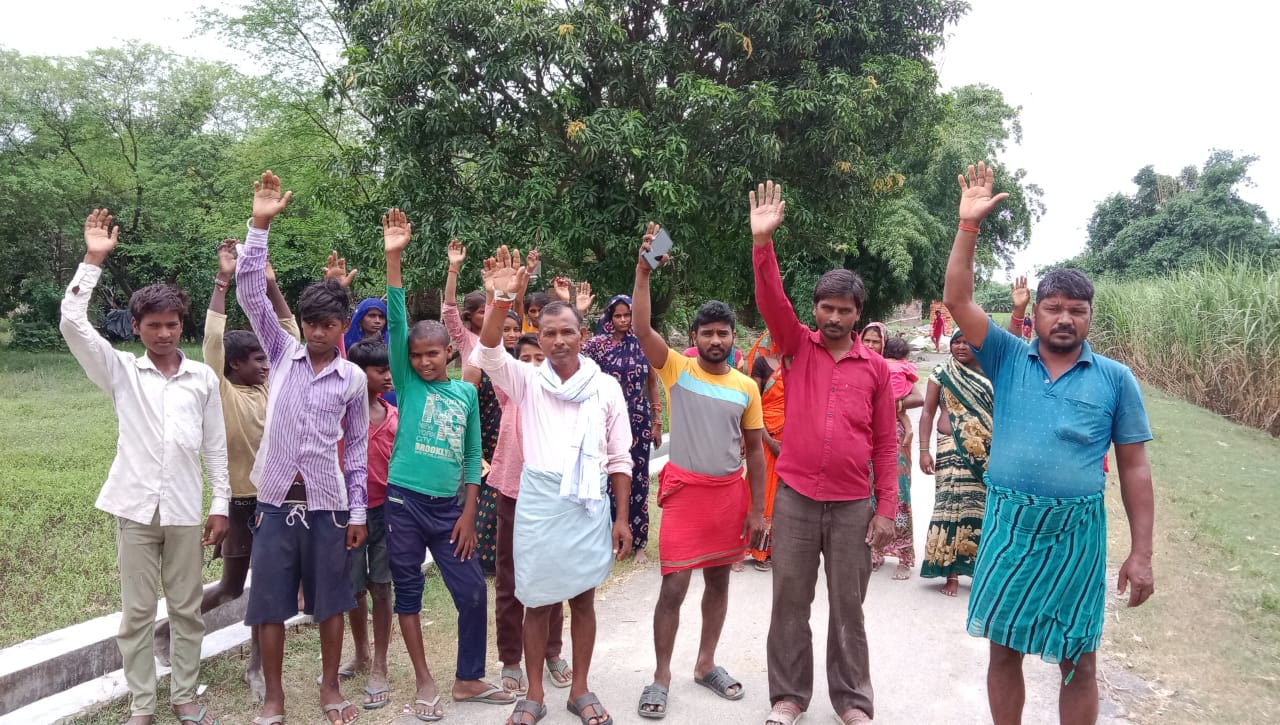 बिजली न मिलने से परेशान ग्रामीण ने कहा आजाद भारत में बहराइच के इस गांव में मोमबत्ती जलाकर पढ़ाई करते हैं बच्चे.