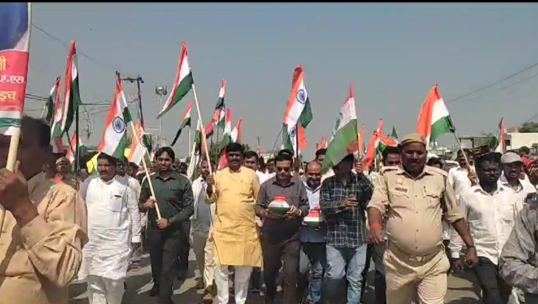 बहराइच फखरपुर दर्जनों वाहनों के साथ हाथों में तिरंगा लेकर निकाली गई भाव अमृत कलश यात्रा,