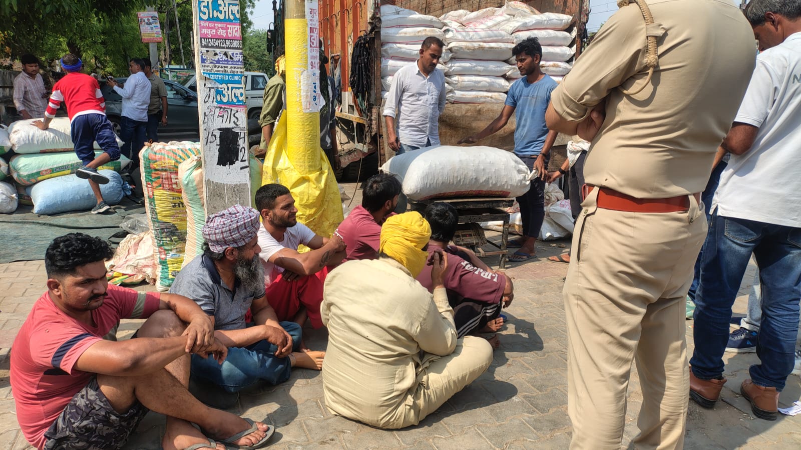 नारकोटिक्स टीम की बड़ी कार्रवाई, केमिकल के बोरों के नीचे छिपाकर ले जाया जा रहा 350 किलो डोडापोस्त बरामद