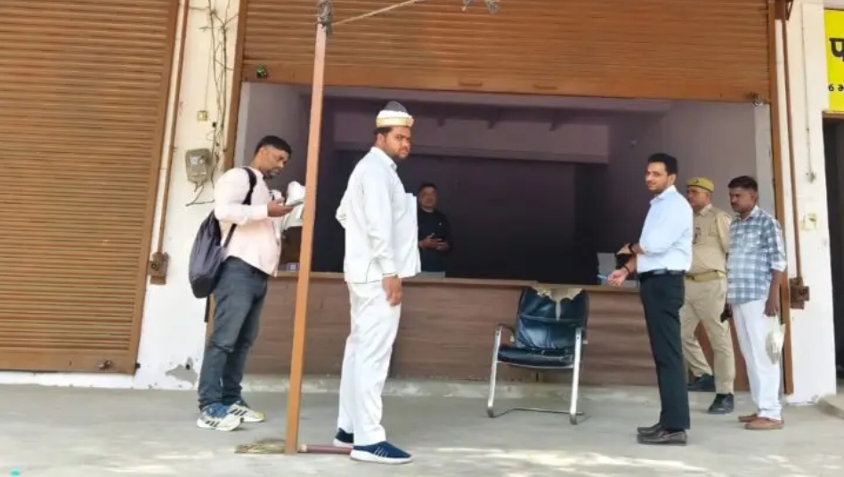 मथुरा में मनमानी वसूली पर डीएम सख्त, दो पुस्तक दुकानों पर छापेमारी