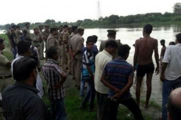 CRPF का डिप्टी कमांडेंट दो बेटों के साथ गोमती नदी में कूदा, मचा हड़कंप