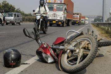 मजिस्ट्रेट की कार ने बाइक को मारी टक्कर 2 युवकों की मौत