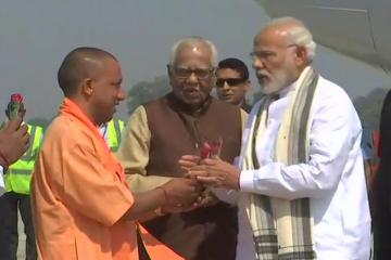 वाराणसी पहुंचे पीएम मोदी व इमैनुअल मैंक्रों सीएम योगी और राज्यपाल राम नाईक ने किया स्वागत
