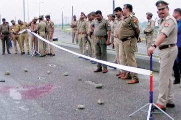 नए एसएसपी के आने के बाद नोएडा पुलिस एक्टिव पुलिस मुठभेड़ में 25 हजार का इनामी बदमाश गिरफ्ता