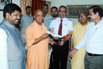 योगी आदित्यनाथ ने को गोरखपुर में रामनवमी के अवसर पर गोरखपुरवासियों के लिए स्पाइस जेट के विमान को हरी झण्डी दिखाकर नयी उड़ान का तोहफा दिया