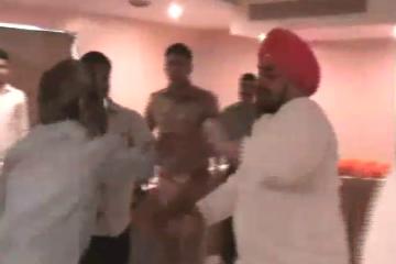 मंच पर बैठने को लेकर शुरू हुई नोकझोंक हाथापाई मारपीट में तब्दील 