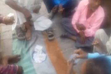 बुलंदशहर में राष्ट्रध्वज पर जुआ खेलते हुए जुआरियों का एक वीडियो वायरल 