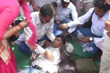 धरने के दूसरे दिन कई शिक्षामित्र बढ़ती गर्मी और चढ़ते पारे के बीच बेहोश 