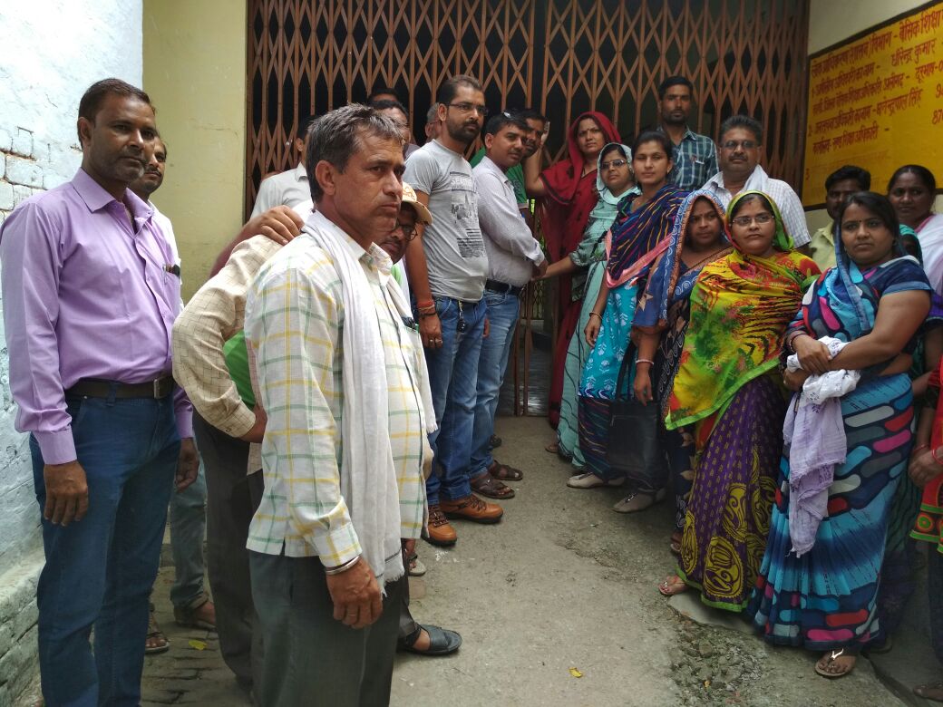 शिक्षामित्रों ने स्कूलों में जाकर करायी तालेबंदी