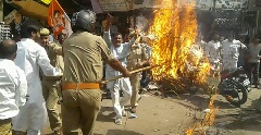 केन्द्र सरकार की नीतियों के बिरोध मे काग्रेसियों ने प्रधानमंत्री नरेन्द्र मोदी का पुतला फूंका