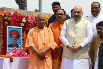 दलित विचारक ज्योतिबाफूले का माल्यार्पण कर अमित शाह ने शुरू की मैराथन बैठक