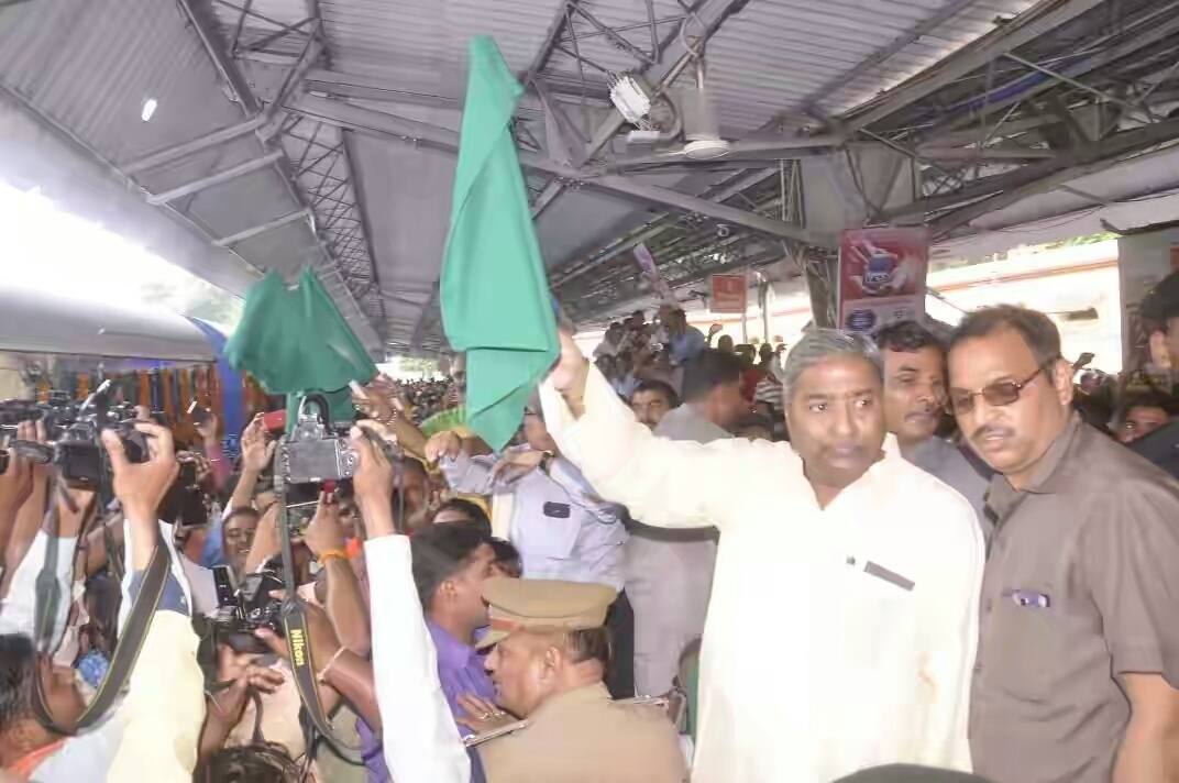 साप्ताहिक ट्रेन श्रद्धा सेतु एक्सप्रेस को बीजेपी सांसद और अयोध्या के संतों ने