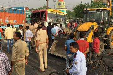 तेज रफ्तार ट्रक ने रोडवेज बस को मारी टक्कर, एक दर्जन यात्री घायल