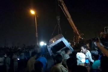 गड्ढे में गिरी बारातियों की गाड़ी, दूल्हे के पिता समेत 7 लोगों की मौत