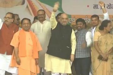 मंच पर पहुंचे अमित शाह-योगी, पंडाल में लगी शार्ट सर्किट से आग