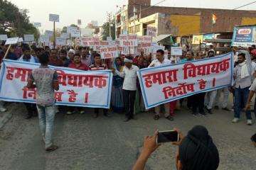 रेप के आरोपी विधायक कुलदीप सिंह सेंगर के समर्थन में सड़कों पर उतरे लोग, निकाला शांति मार्च     