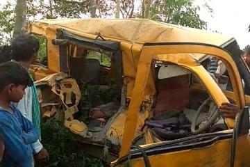 कुशीनगर में दर्दनाक हादसा, ट्रेन और स्कूल वैन की टक्कर में 13 बच्चों की मौत